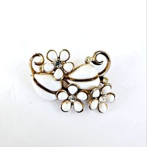 Vintage '60s Floral White Lucite Cabochon Rhinestone Gold Tone Daisy Brooch Pin